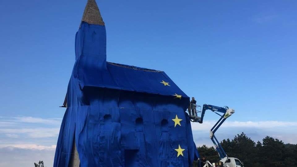Modrý kostolík pred eurovoľbami