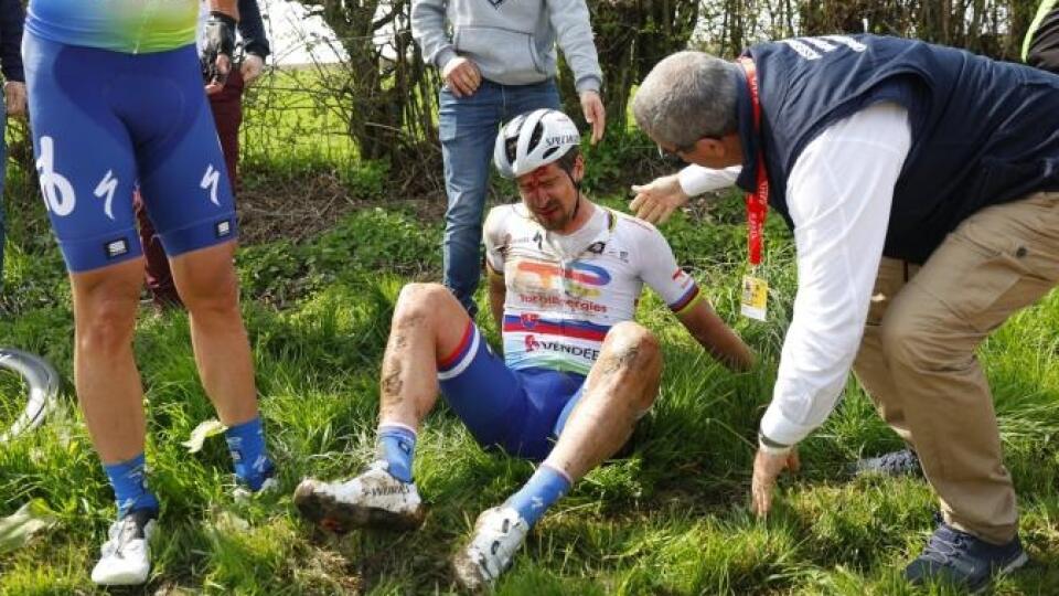 Sagan po ťažkom páde potreboval ošetrenie a z pretekov odstúpil.