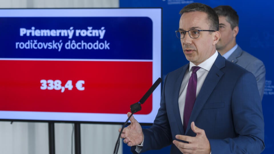 Minister práce Erik Tomáš počas tlačovej konferencie na tému: Začína sa vyplácanie rodičovského dôchodku na rok 2024.