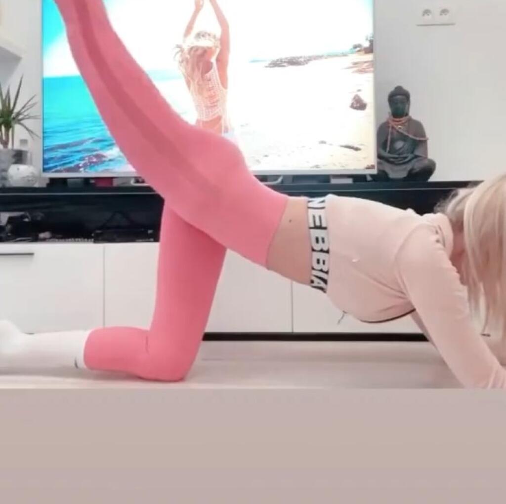 Ako si doma zacvičiť a spevniť brucho a nohy, predviedla bývalá misska Mária Zelinová.