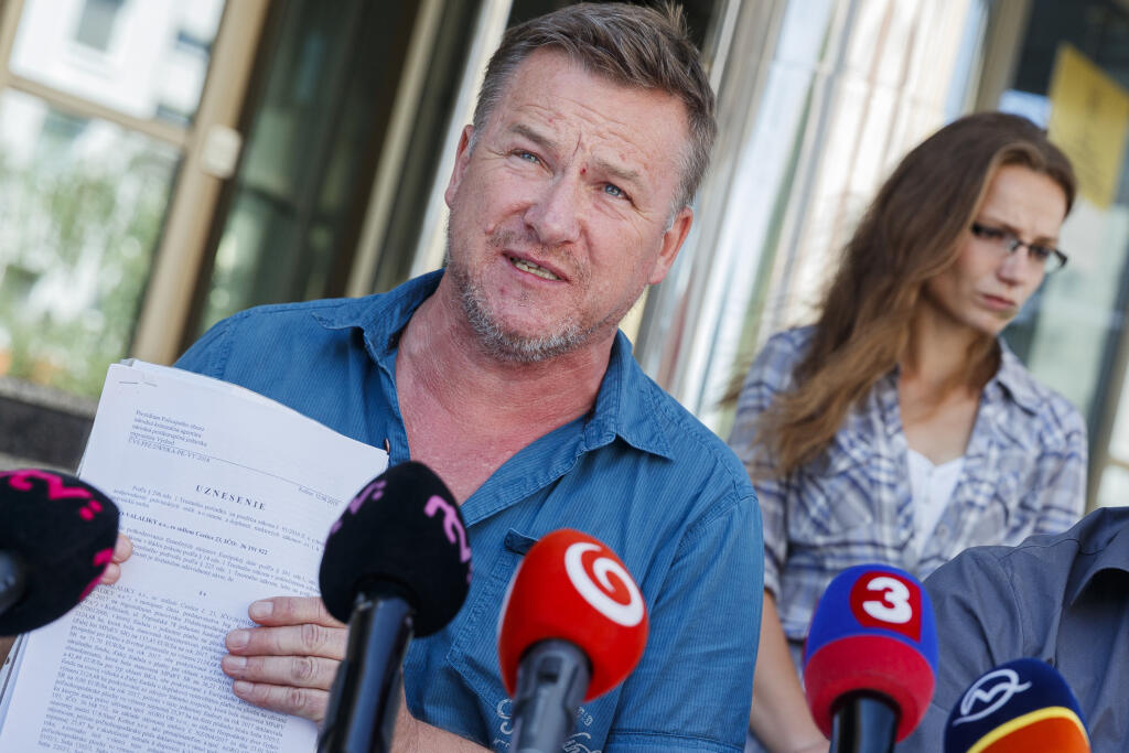 Na snímke František Oravec a Patrik Magdoško počas tlačovej konferencie Iniciatívy poľnohospodárov pred budovou Poľnohospodárskej platobnej agentúry.