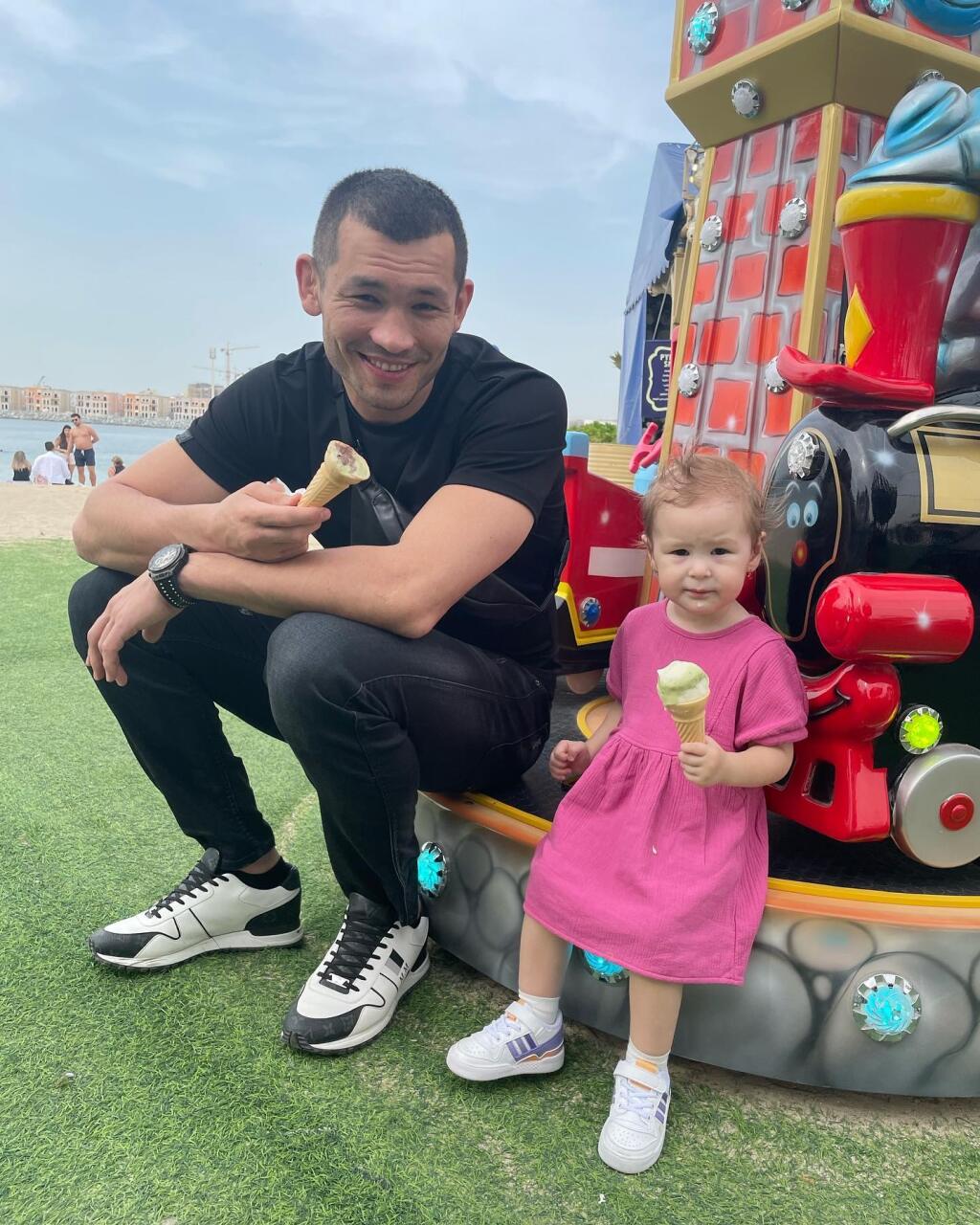 Monika Bagárová svoju dcérku Rumiu miluje nadovšetko a trávi s ňou všetok voľný, ale aj pracovný čas. Dokonca s ňou nedávno naspievala pesničku, ktorú jej darovala na narodeniny.