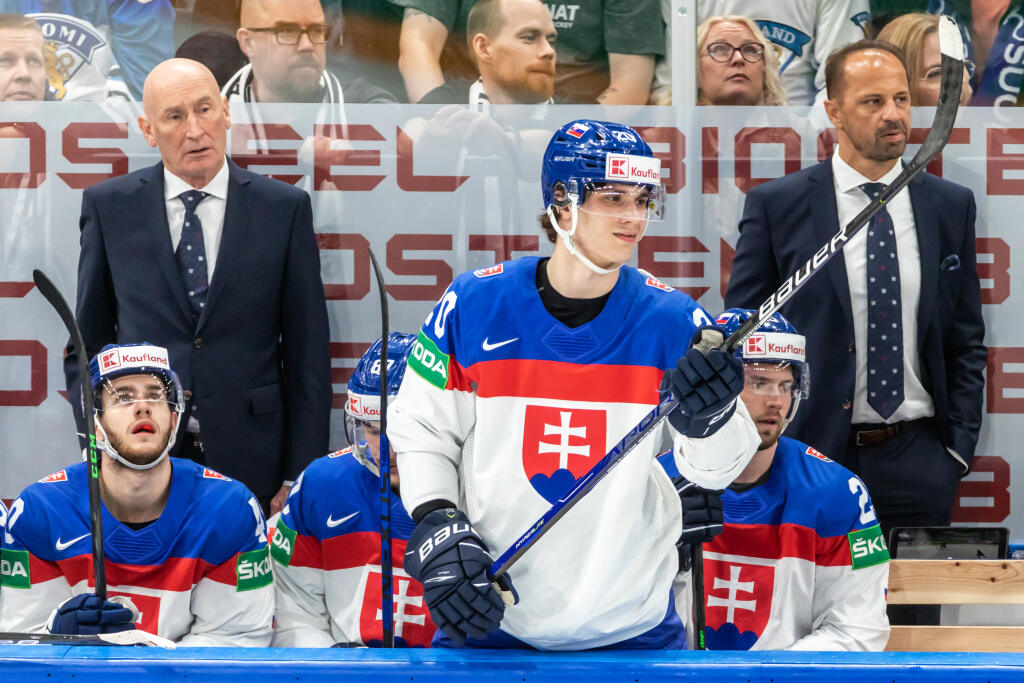 Na snímke je slovenský hokejista Juraj Slafkovský v priebehu štvrťfinálového zápasu s Fínskom na MS 2022 v Tampere.