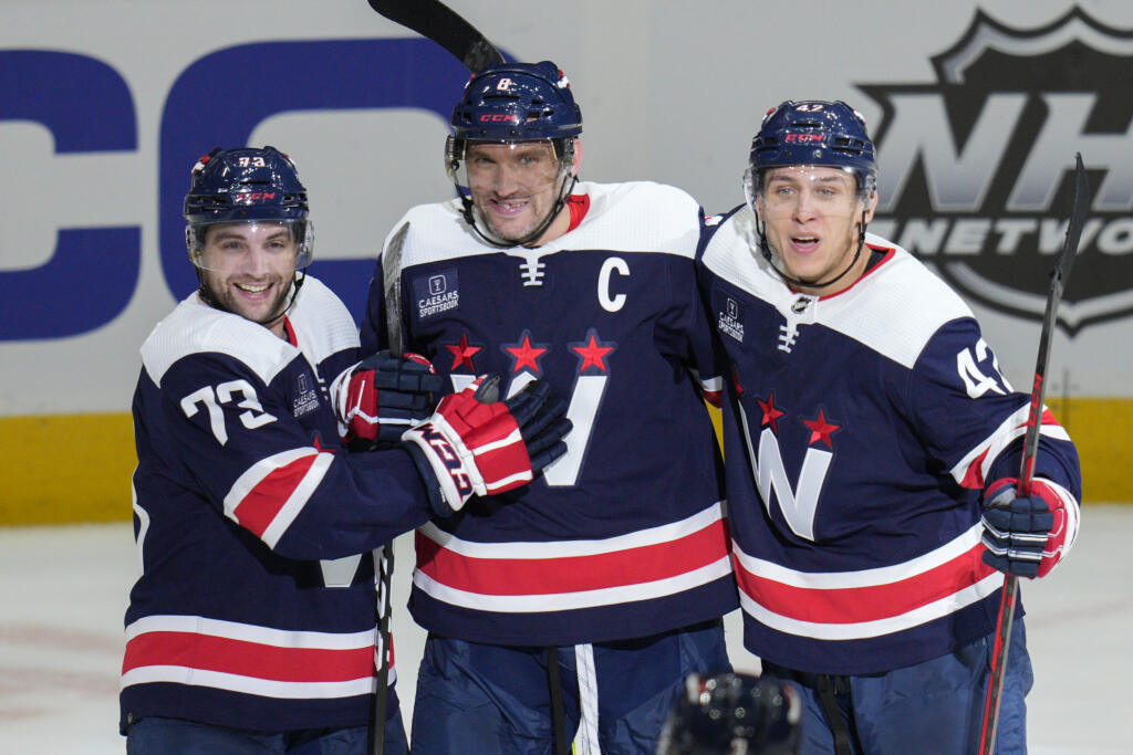 WA 24 Washington - Slovenský obranca Washingtonu Capitals Martin Fehérváry (vpravo), kapitán Alex Ovečkin (uprostred) a Conor Sheary (vľavo) sa tešia po strelení gólu v zápase zámorskej hokejovej NHL Washington Capitals - Vancouver Canucks vo Washingtone v pondelok 17. októbra 2022. FOTO TASR/AP
Washington Capitals left wing Alex Ovechkin (8), center, celebrates his goal with left wing Conor Sheary (73) and defenseman Martin Fehervary (42) during the third period of an NHL hockey game agains
