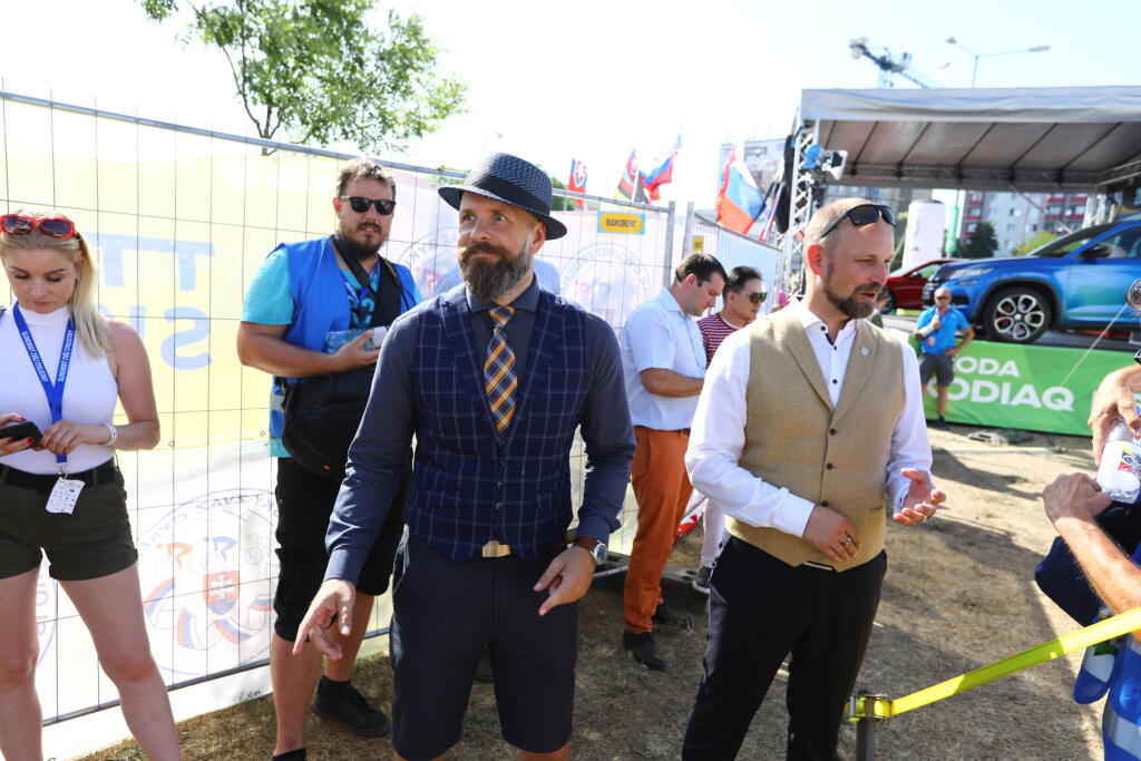 Na Sagana a ďalších cyklistov sa prišli pozrieť aj trnavský župan Jozef Viskupič a primátor Trnavy Peter Bročka.