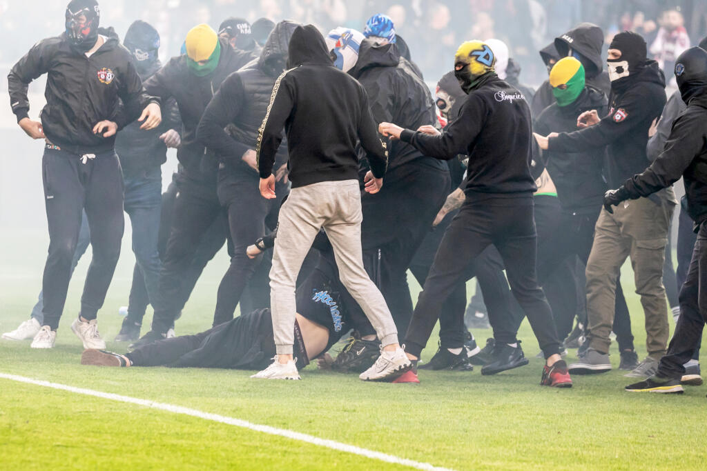 Na snímke je futbalový zápas medzi FC Spartak Trnava a ŠK Slovan Bratislava, ktorý sa skončil predčasne a fanúšikovia obidvoch táborov vnikli na hraciu plochu.