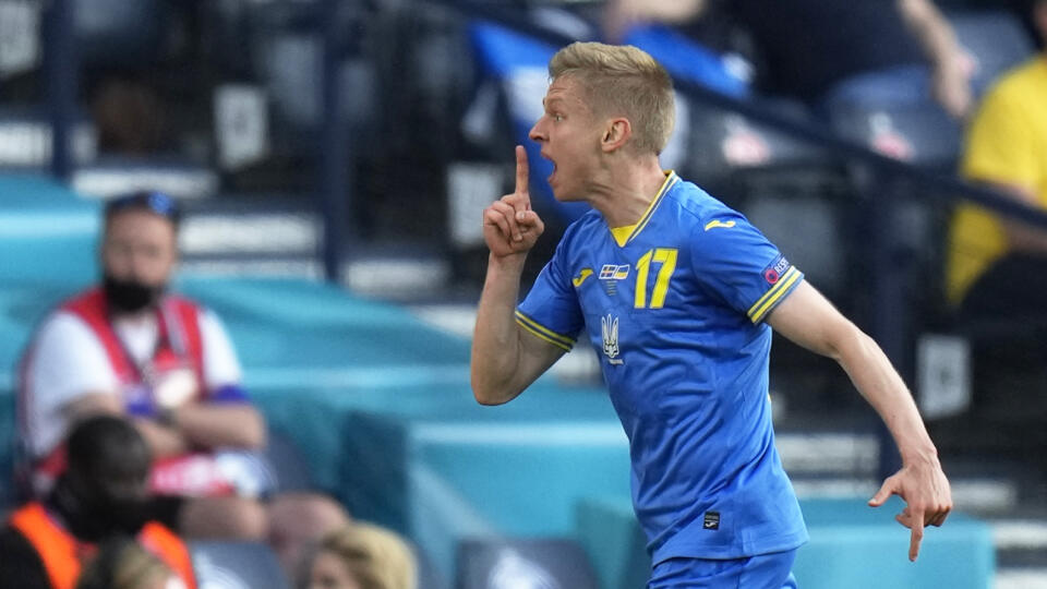 EBE 53 Glasgow - Na snímke ukrajinský stredopoliar Oleksandr Zinčenko oslavuje úvodný gól v zápase osemfinále ME vo futbale Švédsko - Ukrajina na národnom štadióne v Hampden Parku v škótskom Glasgowe utorok 29. júna 2021. FOTO TASR/AP
Ukraine's Oleksandr Zinchenko celebrates after scoring his side's first goal during the Euro 2020 soccer championship round of 16 match between Sweden and Ukraine at the Hampden Park Stadium in Glasgow, Tuesday, June 29, 2021. (AP Photo/Petr David Josek, Pool)