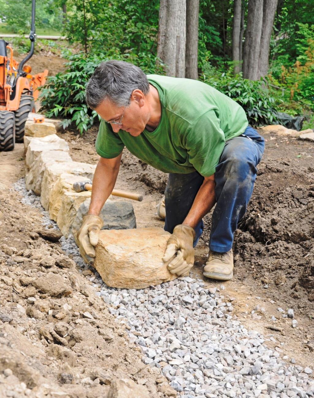 Na základ postačuje ryha hlboká asi 15 až 40 cm v závislosti od výšky múrika. Jej dno treba zhutniť, vhodná je aj vrstva štrku alebo drobného kameniva.