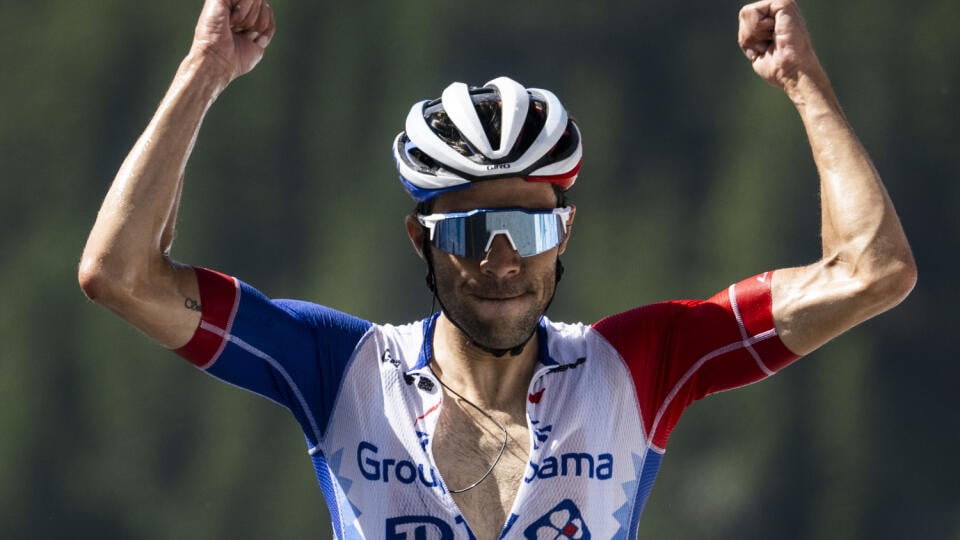 Francúzsky cyklista Thibaut Pinot z tímu Groupama-FDJ víťazí v 7. etape pretekov Okolo Švajčiarska v Malbune v sobotu 18. júna 2022. FOTO TASR/AP  

Thibaut Pinot from France of Groupama-FDJ wins the seventh stage, a 194.6 km race from Ambri, Switzerland, to Malbun, Liechtenstein, at the 85th Tour de Suisse UCI ProTour cycling race, on Saturday, June 18, 2022. (Gian Ehrenzeller/Keystone via AP)