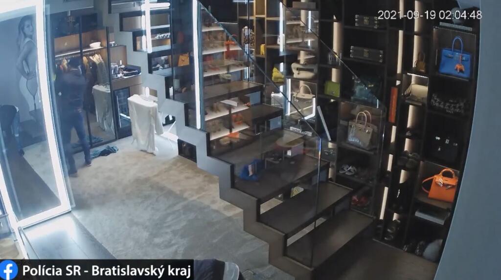 Polícia zverejnila zábery z krádeže bytu v Starom Meste. Podľa záberov a Cibulkovej podobizne na stene je zrejmé, že ide o byt bývalej tenistky.