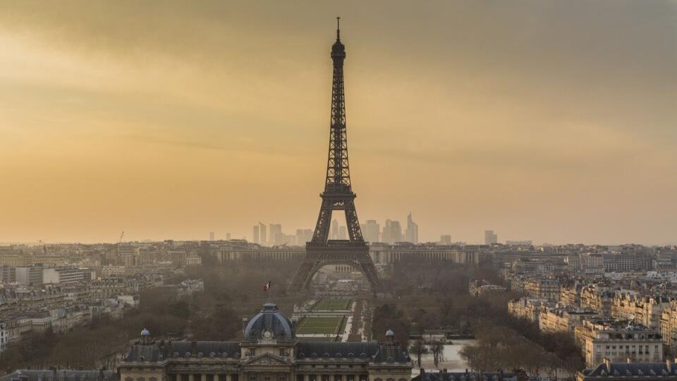 Metropola Paríž vyhlásila stav klimatickej núdze.