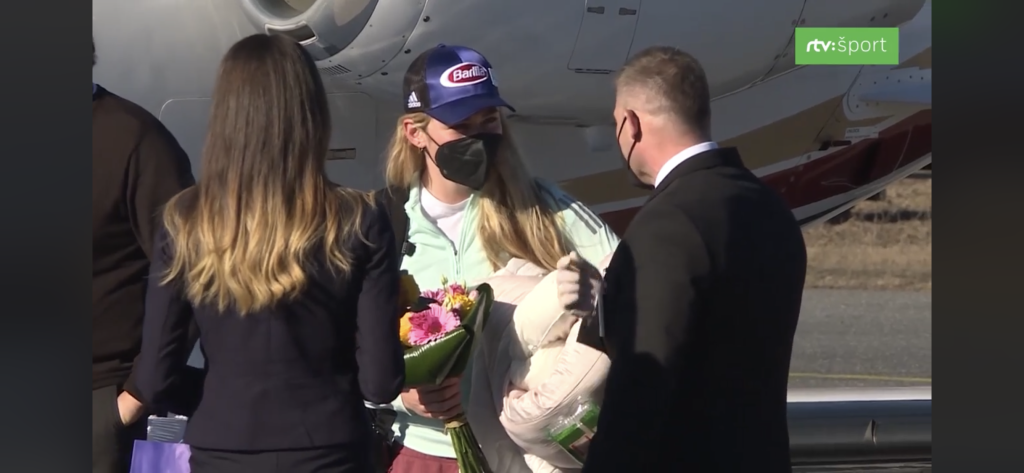 Na letisku privítal Shiffrinovú riaditeľ letiska Poprad - Tatry Peter Dujava, ktorýs ňou prehodil pár slov a odovzdal kvety.