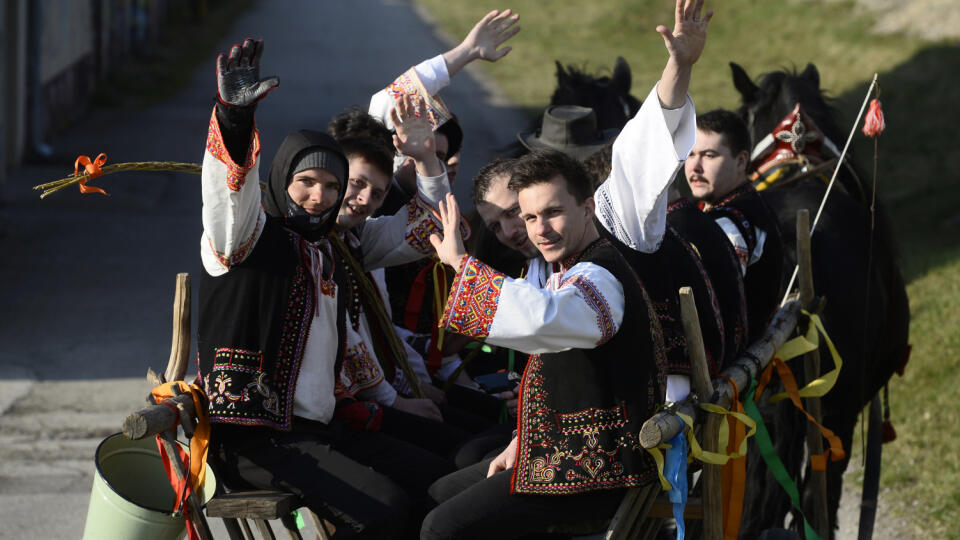 Tradičná Veľkonočná oblievačka a šibačka, 2. apríla 2018 v Trenčianskej Teplej. FOTO TASR - Radovan Stoklasa
