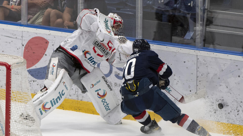 Na snímke vľavo brankár Conor Lacouvee (Capitals) a vpravo Peter Kundrik (Slovan) v prípravnom hokejovom stretnutí HC Slovan Bratislava - Bratislava Capitals 11. augusta 2021 v Bratislave. FOTO TASR - Pavel Neubauer