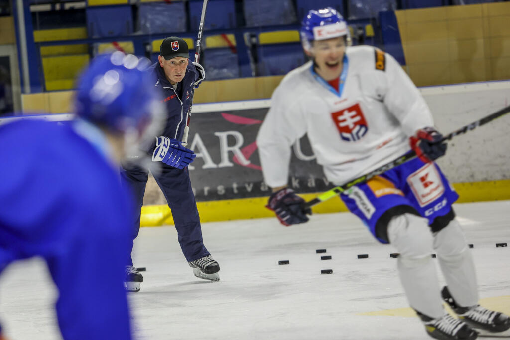 Na snímke tréner Craig Ramsay počas prípravného kempu slovenskej hokejovej reprezentácie. V Piešťanoch 7. apríla 2021. FOTO TASR/SZĽH - Andrej Galica