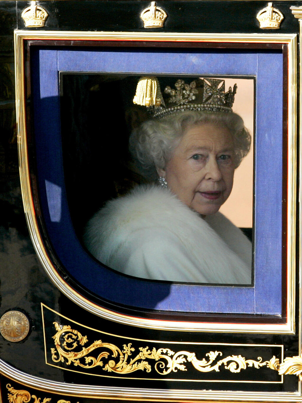 Vo veku 96 rokov zomrela vo štvrtok britská kráľovná Alžbeta II. Oznámil to Buckinghamský palác. Na snímke z 6. novembra 2007 kráľovná Alžbeta II. opúšťa Buckinghamský palác v State Coach, aby sa zúčastnila na štátnom otvorení parlamentu v Londýne