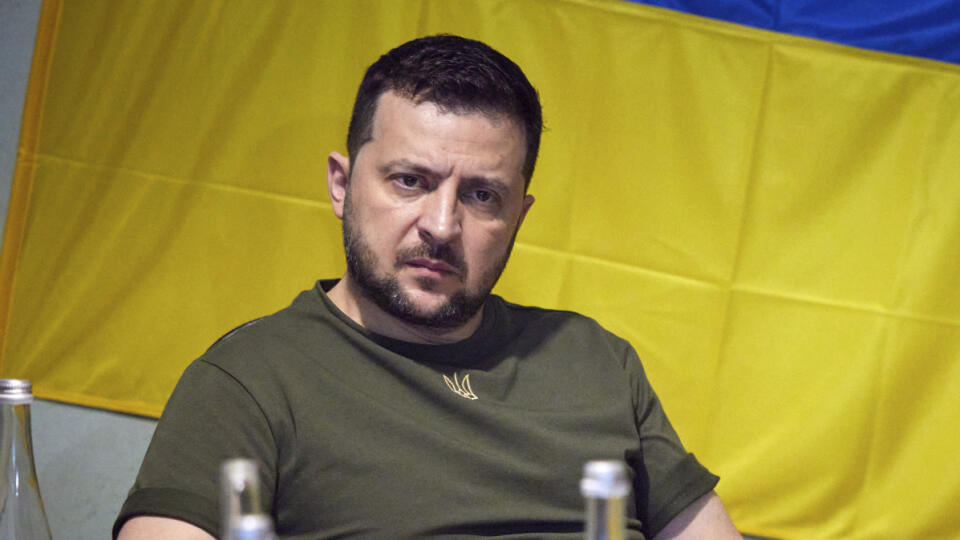 WA 75 Mykolajiv - Ukrajinský prezident Volodymyr Zelenskyj počúva na stretnutí s predstaviteľmi armády počas návštevy Mykolajivskej oblasti v sobotu 18. júna 2022. Zelenskyj navštívil v sobotu mesto Mykolajiv na juhu krajiny prvýkrát odvtedy, čo ruské vojská 24. februára vpadli na Ukrajinu. FOTO TASR/AP
In this photo provided by the Ukrainian Presidential Press Office on Saturday, June 18, 2022, Ukrainian President Volodymyr Zelenskyy attends meeting with military officials as he visits the wa