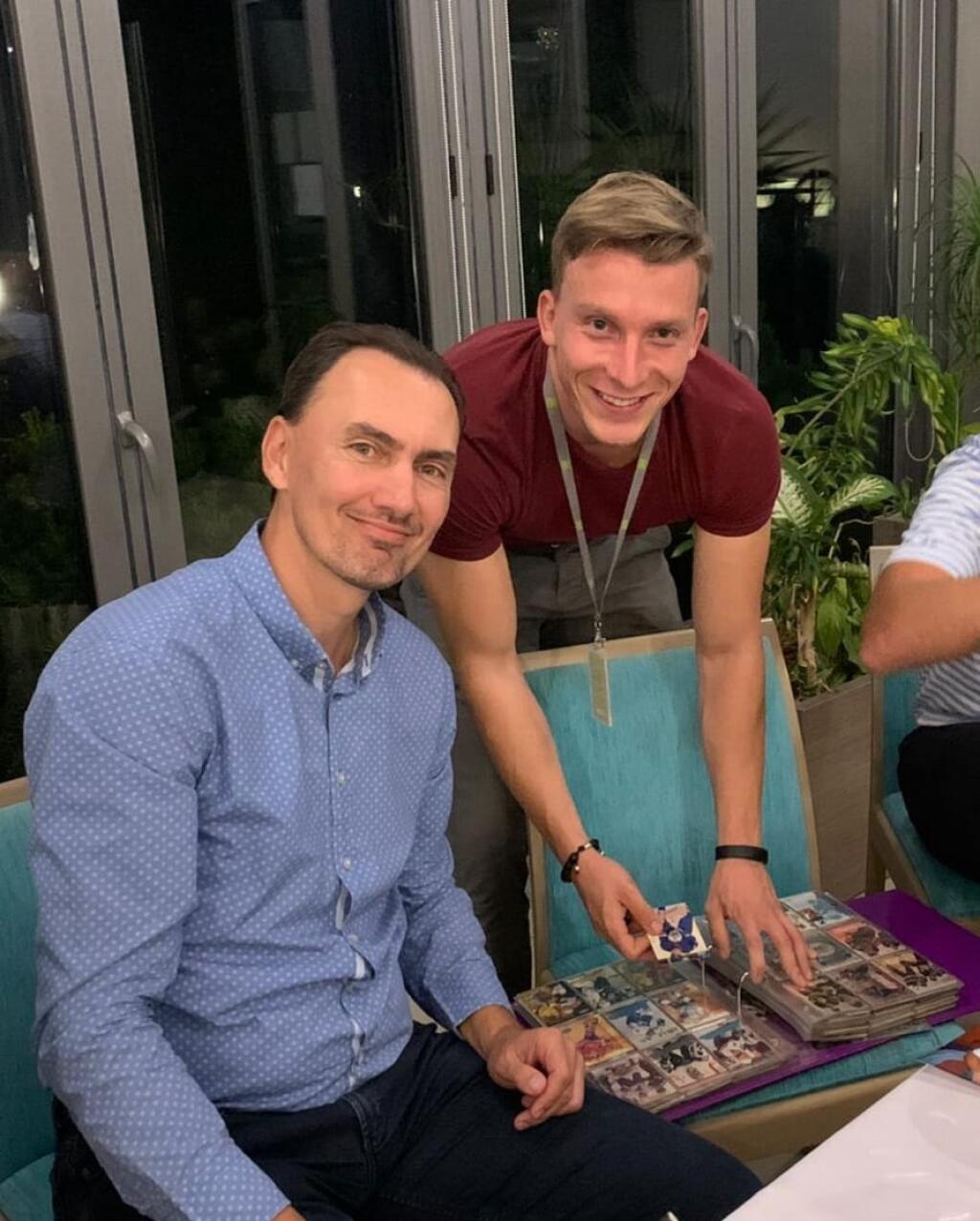 Juraj Bača zbiera hokejové kartičky.