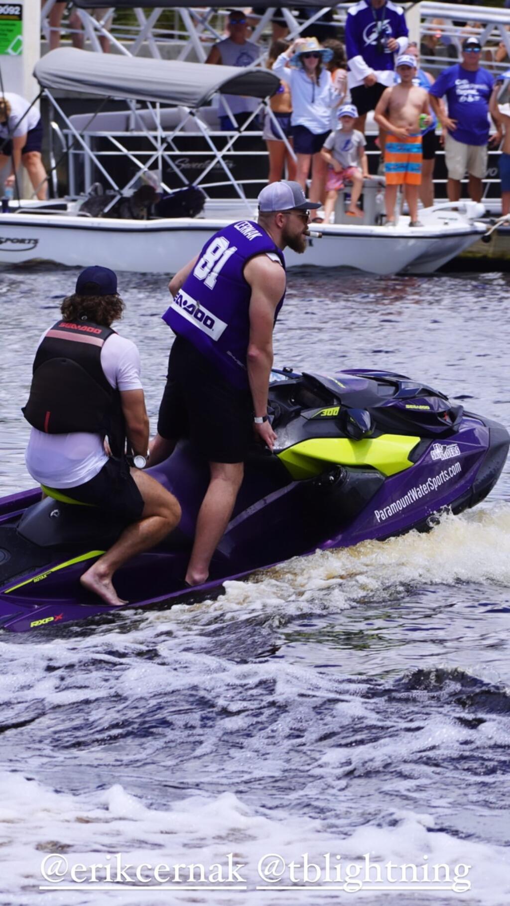 Černák sa na lodi predviedol bez trička, neskôr ukázal, že zvládne šoférovať aj vodný skúter, na ktorom zdravil sláviacich fanúšikov.