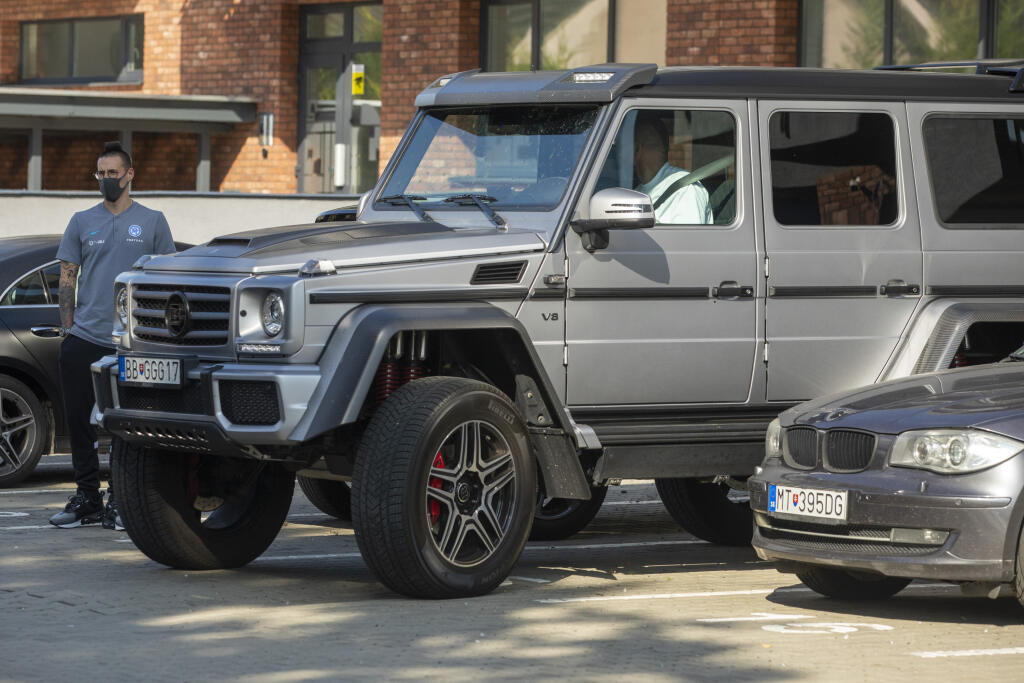 Ten mu do Senca priviezol jeho luxusný Mercedes triedy G, ktorý pôsobí doslova majestátne.