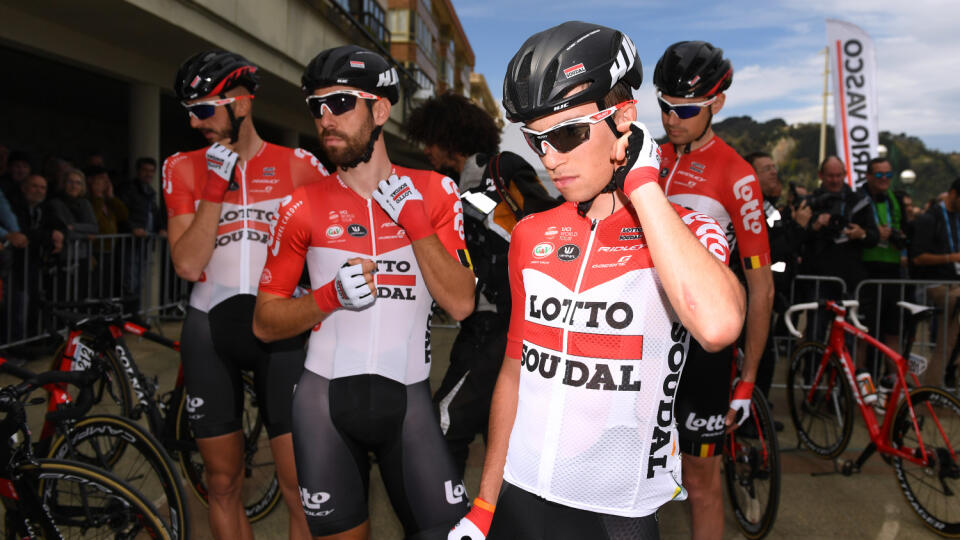 Iba niekoľko hodín po radosti z etapového triumfu Caleba Ewana v stredajšej 11. etape Tour de France čakalo na belgický tím Lotto-Soudal nepríjemné prekvapenie.