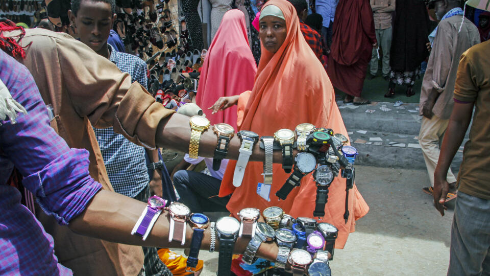 EBE 32 Mogadišo - Na snímke pouličný predavač hodiniek ponúka tovar na ulici pred víkendovým moslimským sviatkom íd al-fitr v somálskej metropole Mogadišo 19. mája 2020. FOTO TASR/AP
Street-sellers display watches for sale as families shop for the Muslim holiday of Eid al-Fitr, which marks the end of the holy fasting month of Ramadan, in Mogadishu, Somalia Tuesday, May 19, 2020. Years of conflict and poverty have left Somalia ill-equipped to handle a health crisis like the coronavirus pandemic.