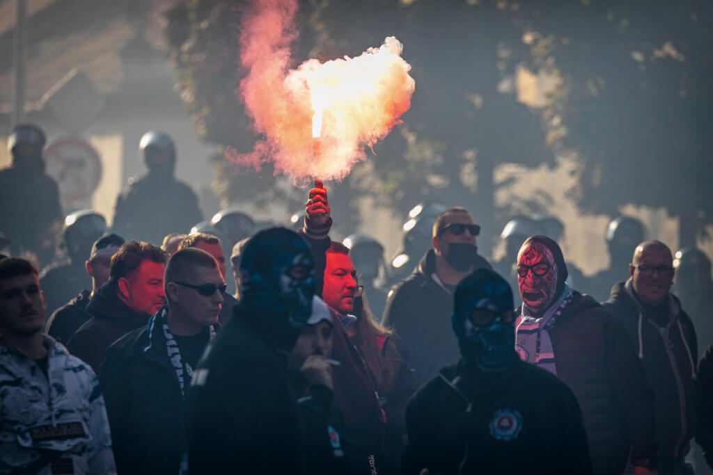 Na snímke je príchod fanúšikov ŠK Slovan Bratislava do Trnavy a ich eskorta na štadión FC Spartak Trnava.