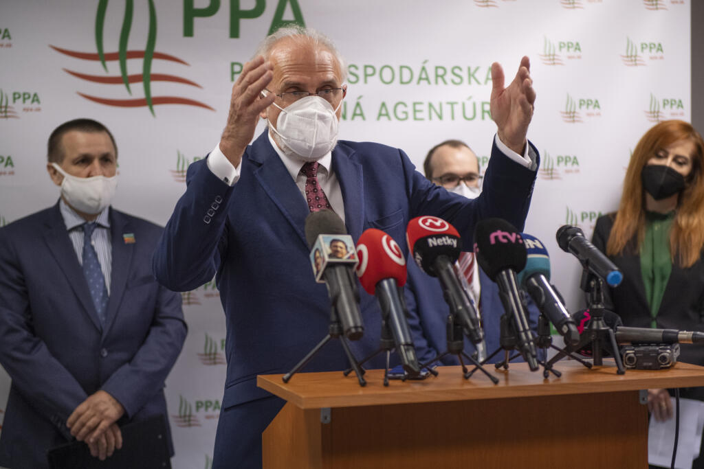Na snímke v popredí odchádzajúci minister pôdohospodárstva a rozvoja vidieka (MPRV) SR Ján Mičovský (OĽaNO) počas verejného odpočtu činnosti Pôdohospodárskej platobnej agentúry (PPA) za rok 2020 v Bratislave 25. mája 2021. FOTO TASR - Pavel Neubauer