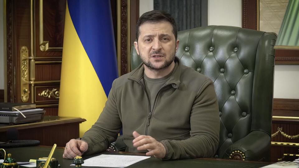 Na videosnímke ukrajinský prezident Volodymyr Zelenskyj hovorí 16. marca 2022 v Kyjeve. Ukrajinský prezident Volodymyr Zelenskyj v stredu vyhlásil, že mierové rokovania s Ruskom pôsobia už realistickejšie, avšak na vzájomnú dohodu treba ešte viac času.