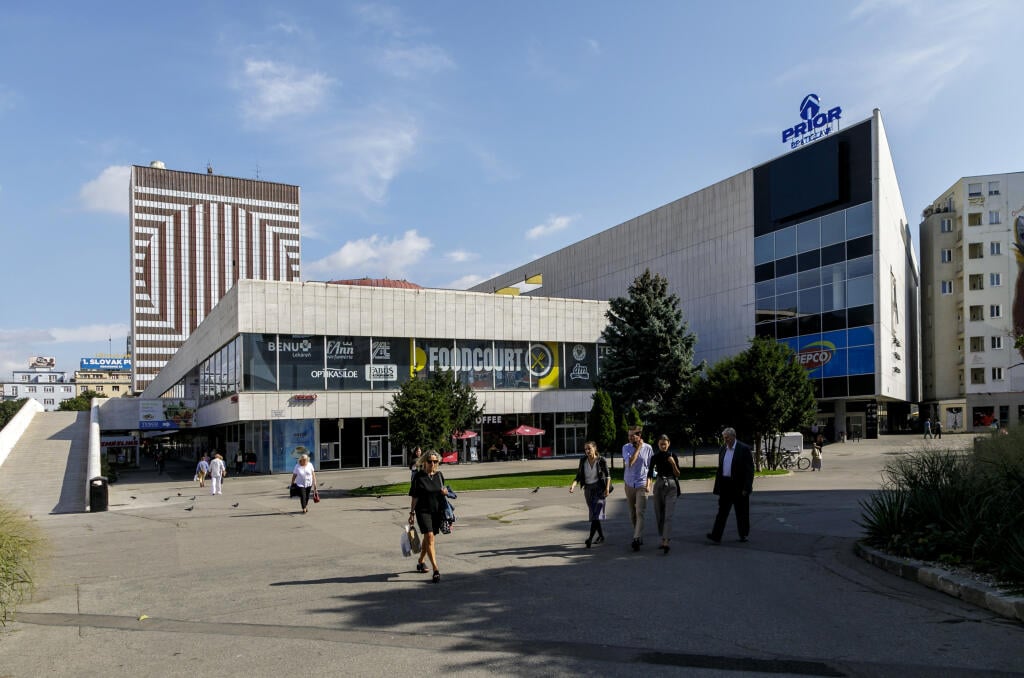 Na snímke staronový nápis PRIOR na obchodnom dome na Kamennom námestí v Bratislave 24. septembra 2020. FOTO TASR - Dano Veselský