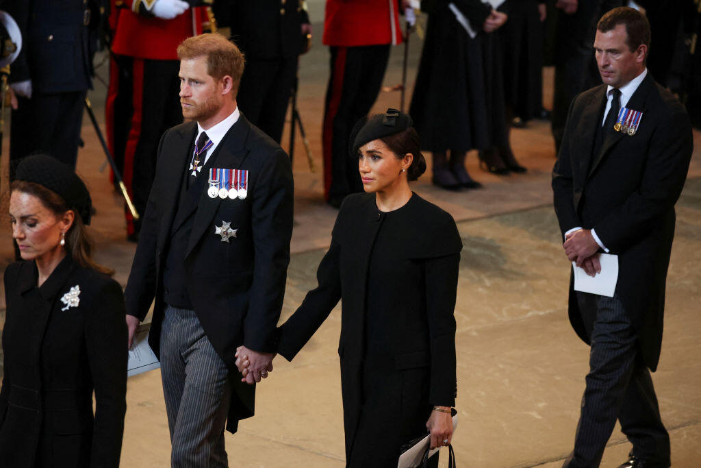 Princ Harry a vojvodkyňa Meghan počas smútočného pochodu za rakvou Alžbety II.