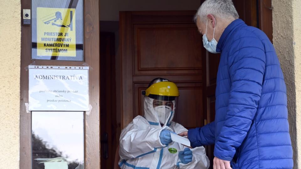 Na Slovensku sa začalo štvrté dobrovoľné kolo testovania na ochorenie Covid-19. Uskutoční sa v dňoch 21. až 22. novembra od 8.00 do 20.00 v takmer 500 mestách a obciach, v ktorých v rámci posledného testovania bol podiel pozitívnych testov viac ako 1 percento. Na snímke testovanie antigénovými testami v obci Markovce v okrese Michalovce 21. novembra 2020. FOTO TASR – Roman Hanc
