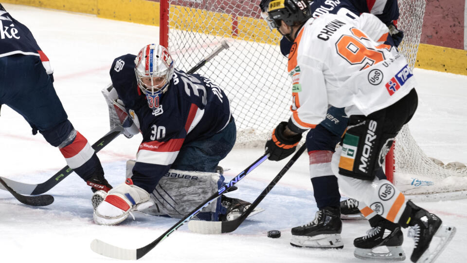 Na snímke vľavo brankár Slovana Denis Godla a vpravo Michal Chovan (Košice) v 35. kole Tipos extraligy HC Slovan Bratislava - HC Košice 12 januára 2024 v Bratislave. FOTO TASR - Pavel Neubauer

