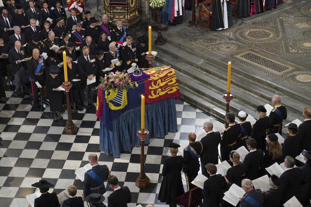 Rakva s pozostatkami zosnulej britskej kráľovnej Alžbety II. sa nachádza v blízkosti oltára počas štátneho pohrebu panovníčky vo Westminsterskom opátstve v Londýne v pondelok 19. septembra 2022. Štátny pohreb panovníčky sa začal v pondelok o 11.00 h (12.00 SELČ). Kráľovná Alžbeta II. zomrela 8. septembra vo veku 96 rokov vo svojom letnom sídle Balmoral v Škótsku. FOTO TASR/AP