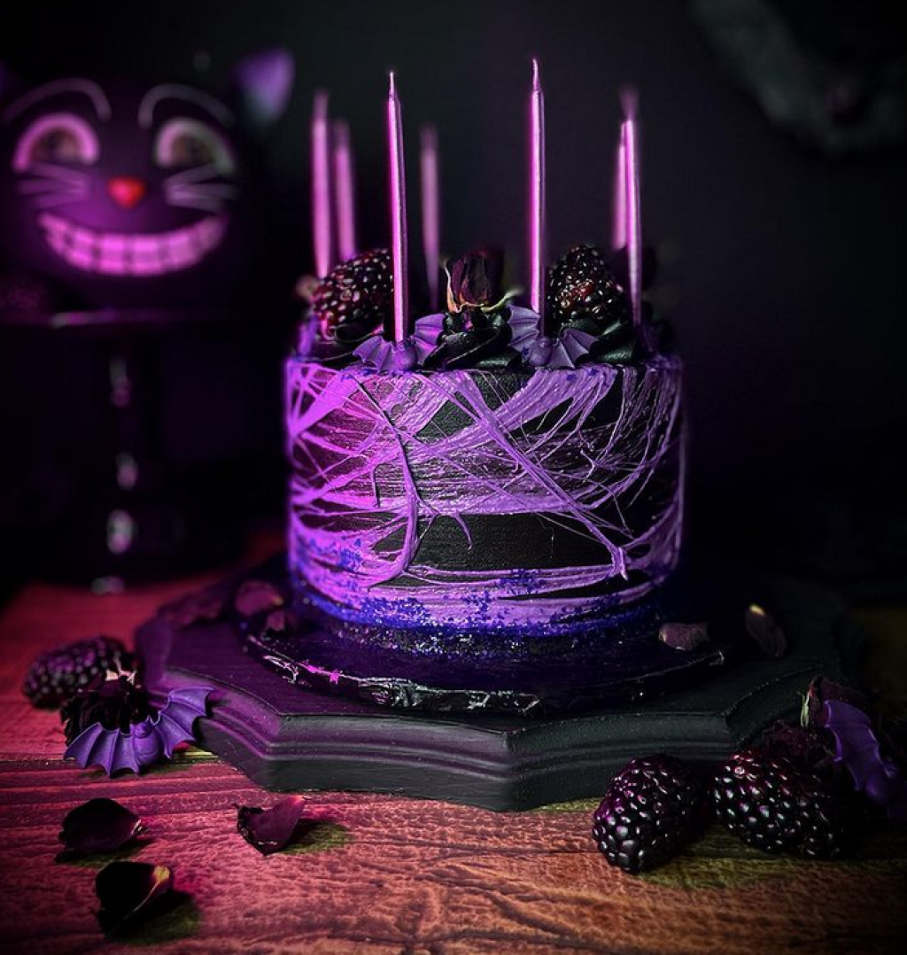 Ani toho veľa netreba. Stačí zvoliť vhodné farby, aby vznikla dokonalá halloweenská torta.