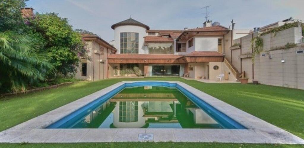 Do decembrovej dražby putuje Maradonov kaštieľ s bazénom v luxusnej štvrti Buenos Aires Villa Devoto za 800-tisíc eur.