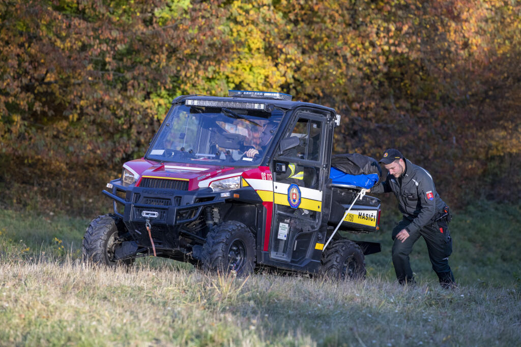 Na snímke hasiči a policajti vynášajú telo tragicky zosnulého hokejistu Dušana Pašek.