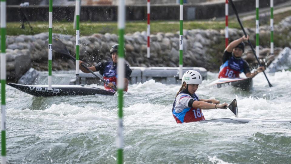 Na snímke slovenské reprezentantky sprava Petronela Ižová, Stanislava Duratná a Simona Blaščíková v hliadkach 3XK1 počas majstrovstiev Európy juniorov a do 23 rokov vo vodnom slalome v Čunove vo štvrtok 20. júla 2023. FOTO TASR - Jaroslav Novák 