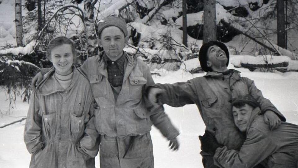 Deväť študentov polytechnickej univerzity na Urale v roku 1959 záhadne zahynulo počas expedície na horu Otorten. Ich telá – nahé a znetvorené – neskôr našli záchranári, ktorí sa vydali stratených dobrodruhov hľadať.