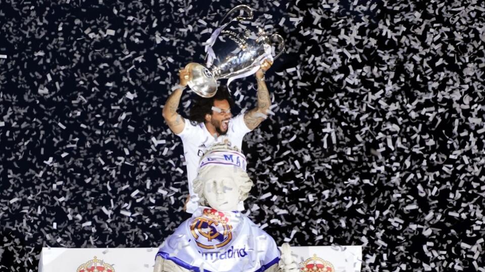 WA 36 Madrid - Futbalista Realu Madrid marcelo dvíha nad hlavu trofej Cibeles počas okružnej jazdy po triumfe v Lige majstrov v nedeľu 29. mája 2022. V sobotňajšom finále Ligy majstrov v Paríži Real Madrid zdolal FC Liverpool 1:0. Deň po úspešnom zavŕšení sezóny triumfom v Lige majstrov ukázali hráči počas okružnej jazdy mestom v otvorenom autobuse okrem slávnej