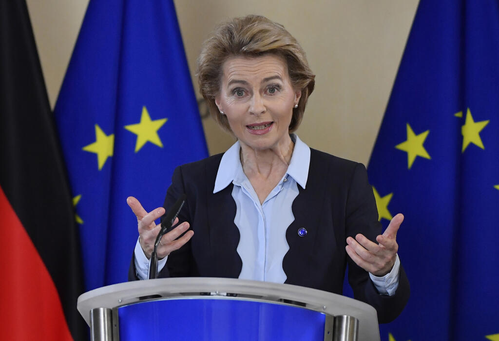 KK36 Brusel - Na snímke z 2. júla 2020  predsedníčka Európskej komisie Ursula von der Leyenová počas tlačovej konferencie v Bruseli. Európska komisia (EK) v pondelok 6. júla 2020 vyjadrila poľutovanie nad tým, že jej predsedníčka Ursula von der Leyenová porušila kódex správania sa členov EK, keď v spote vysielanom pred parlamentnými voľbami v Chorvátsku podporila vládne konzervatívne Chorvátske demokratické spoločenstvo (HDZ). FOTO TASR/AP
FILE - In this Thursday, July 2, 2020 file photo, Presid