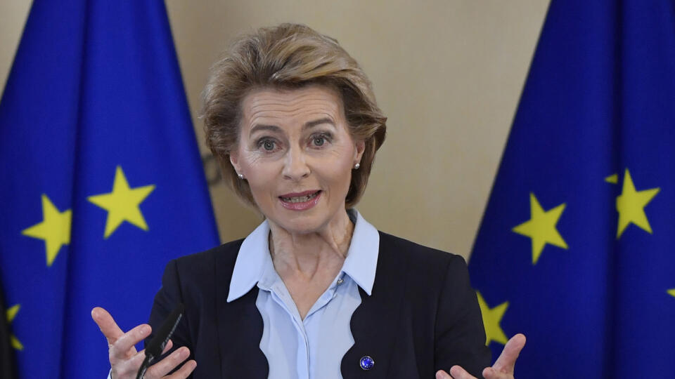 KK36 Brusel - Na snímke z 2. júla 2020 predsedníčka Európskej komisie Ursula von der Leyenová počas tlačovej konferencie v Bruseli. Európska komisia (EK) v pondelok 6. júla 2020 vyjadrila poľutovanie nad tým, že jej predsedníčka Ursula von der Leyenová porušila kódex správania sa členov EK, keď v spote vysielanom pred parlamentnými voľbami v Chorvátsku podporila vládne konzervatívne Chorvátske demokratické spoločenstvo (HDZ). FOTO TASR/AP
FILE - In this Thursday, July 2, 2020 file photo, Presid