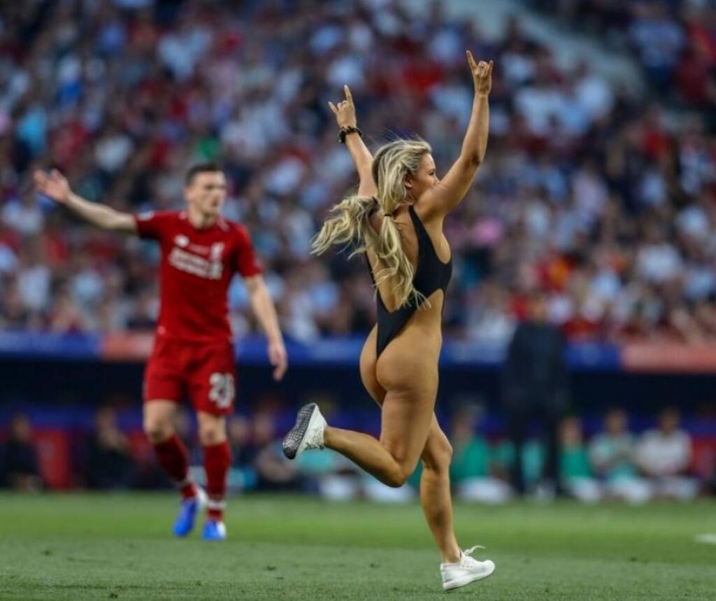 Prebiehalo finále Ligy majstrov v roku 2019 medzi Liverpoolom a Tottenhamom, keď zápas museli na niekoľko minút prerušiť. Na ihrisko totiž vbehla spomínaná Kinsey v odvážnych plavkách.