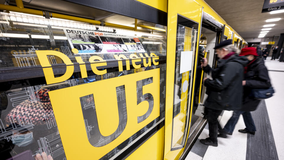 KK28 Berlín - Cestujúci nastupujú na novú linku metra U5, v Berlíne 4. decembra 2020. V nemeckej metropole Berlín v piatok uviedli do prevádzky novú linku metra, ktorá spája oba okraje mesta cez jeho kľúčové orientačné body - Brandenburskú bránu a Alexanderplatz. Pravidelná preprava sa začala na poludnie, zhruba desať rokov po tom, ako sa začali stavebné práce. Úsek dlhý 2,2 kilometra uzatvára trasu linky U5 práve medzi Brandenburskou bránou a Alexandrovým námestím. FOTO TASR/DPA
04.12.2020, Ber