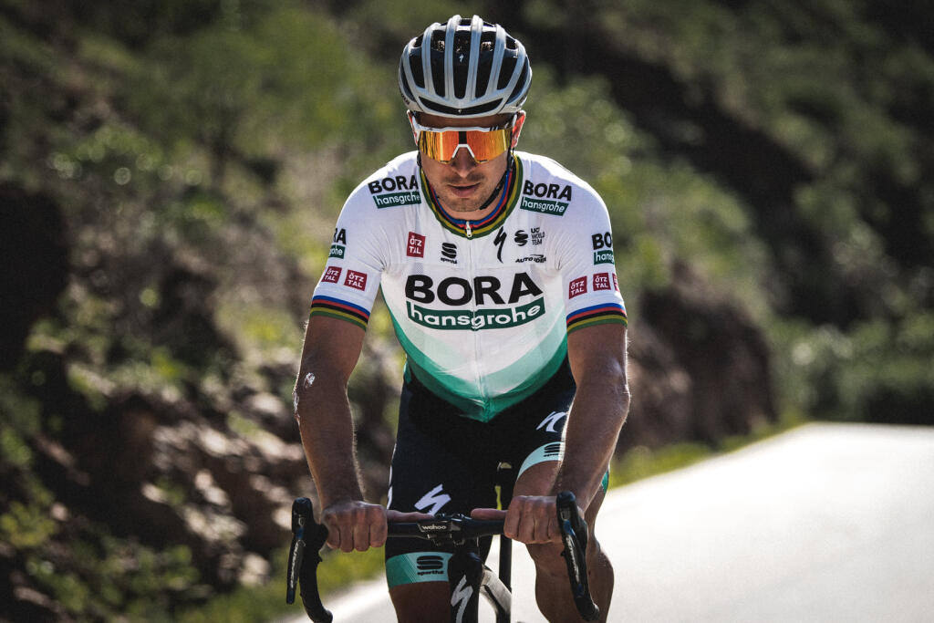 Peter Sagan však zdelil na Facebooku nepríjemnú informáciu, že sa všetci traja nakazili koronavírusom.
