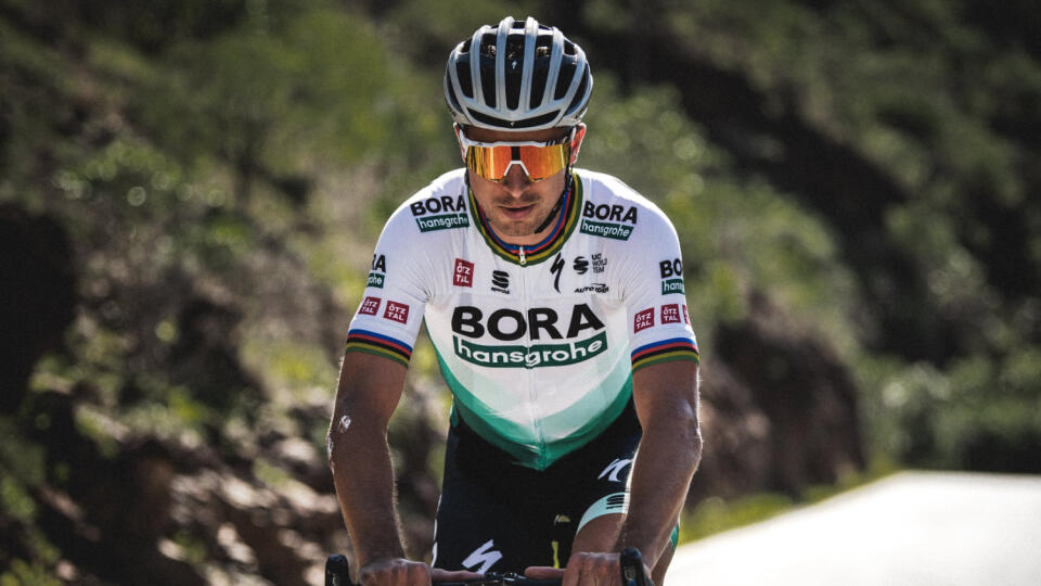 Peter Sagan však zdelil na Facebooku nepríjemnú informáciu, že sa všetci traja nakazili koronavírusom.