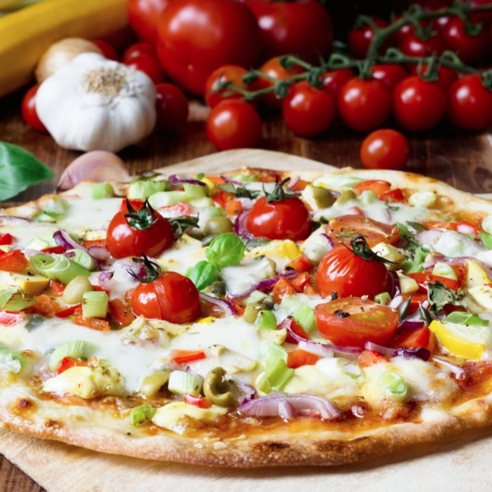 Nechcete sa vzdať jedál, ktoré máte radi? Tak si ich pripravte zdravšie. Aj pizza môže byť povolená pri chudnutí, len vymeňte ingrediencie. Namiesto slaniny, šunky a salámy zvoľte viac zeleniny. Jedlo tak skresáte o viac ako 100 kalórií. Namiesto plnotučného syra použite syr so zníženým obsahom tuku a cesto spravte z celozrnnej múky.