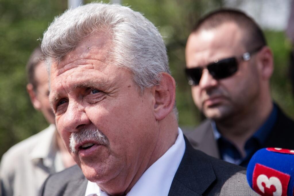 Poslanec Peter Marček počas zhromaždenia občanov za zatvorenie nelegálnej skládky odpadov spoločnosti Vassal EKO