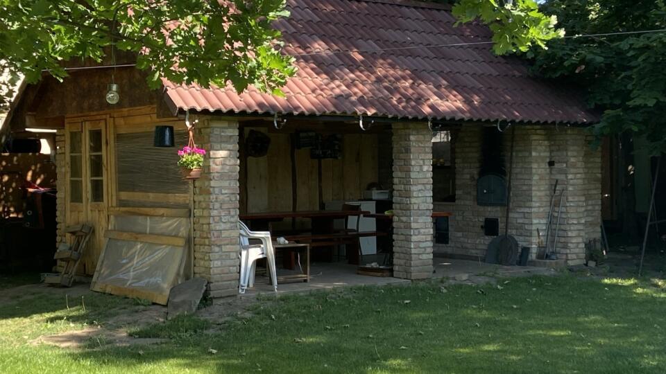 Staré tehly dodajú altánku atmosféru ako na chalupe