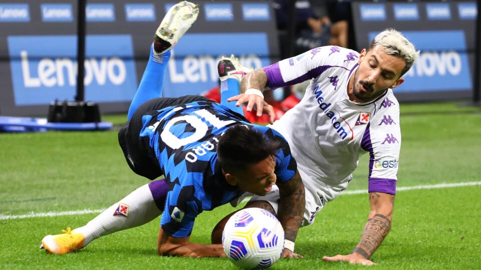 Futbalisti Interu Miláno vstúpili víťazne do nového ročníka talianskej Serie A. Vo svojom prvom zápase zdolali v sobotu na San Sire Fiorentinu 4:3. Domáci síce ešte tri minúty pred koncom riadneho hracieho času prehrávali 2:3, ale gólmi Romelua Lukakua a Danila D'Ambrosia dokázali skóre otočiť. Slovenský obranca v službách "nerazzurri" Milan Škriniar sledoval zápas z lavičky náhradníkov.